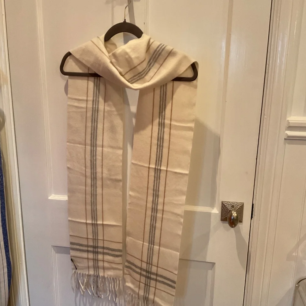 Ann Taylor Cashmere cream plaid scarf, unused - Picture 4 of 5